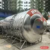 Bồn nước inox Hwata nằm ngang trên khung chân inox, đầu bồn sơn đỏ chữ HWATA, đặt ngoài bãi (ảnh minh hoạ dòng hàng)