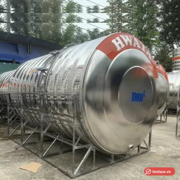 Bồn nước inox Hwata nằm ngang trên khung chân inox, đầu bồn sơn đỏ chữ HWATA, đặt ngoài bãi (ảnh minh hoạ dòng hàng)