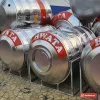 Bồn inox nằm ngang Hwata xếp trên khung chân tại cửa hàng (ảnh minh hoạ dòng hàng)