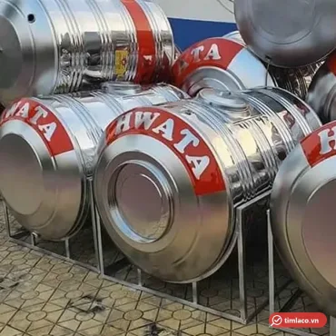 Bồn inox nằm ngang Hwata xếp trên khung chân tại cửa hàng (ảnh minh hoạ dòng hàng)