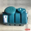 Bồn tự hoại Roto dạng nằm ngang màu xanh ngọc, tem Roto trên thân, đặt trên nền xi măng (ảnh minh hoạ dòng hàng)