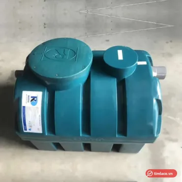 Bồn tự hoại Roto dạng nằm ngang m&agrave;u xanh ngọc, tem Roto tr&ecirc;n th&acirc;n, đặt tr&ecirc;n nền xi măng (ảnh minh hoạ d&ograve;ng h&agrave;ng)