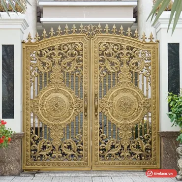 Cổng biệt thự hợp kim nhôm đúc 2 cánh màu vàng đồng, hoa văn tròn đối xứng, lắp trước nhà phố (ảnh minh hoạ)