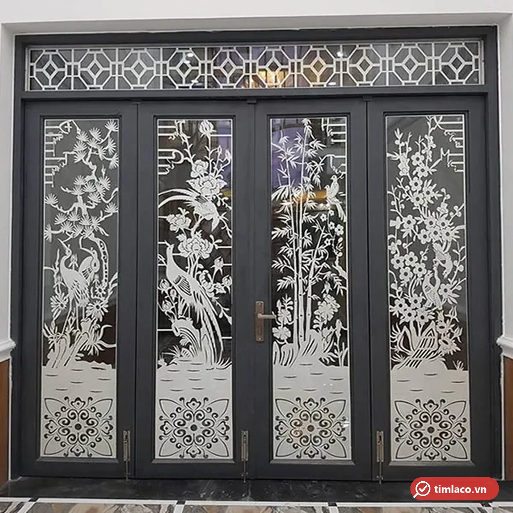 Cửa đi 4 cánh khung sắt sơn màu tối, ô kính có hoa văn chim và hoa, ô thoáng phía trên hoa văn hình học (ảnh minh hoạ)
