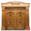 Cửa gỗ hai cánh chạm hoa văn, khung bao có đầu cột và vòm chạm nổi (ảnh minh hoạ dòng hàng)