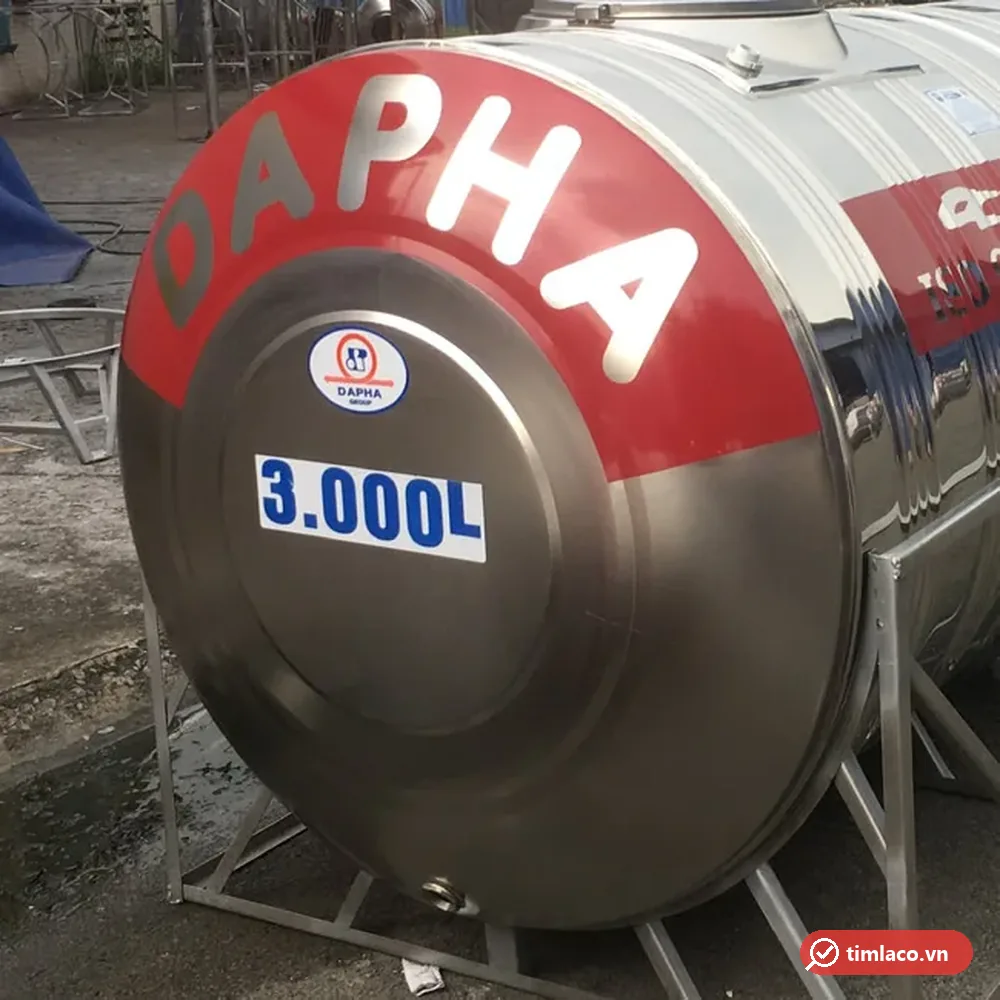 Cận cảnh đầu bồn inox Dapha 3000 lít ngang với logo Dapha Group và nhãn 3.000L