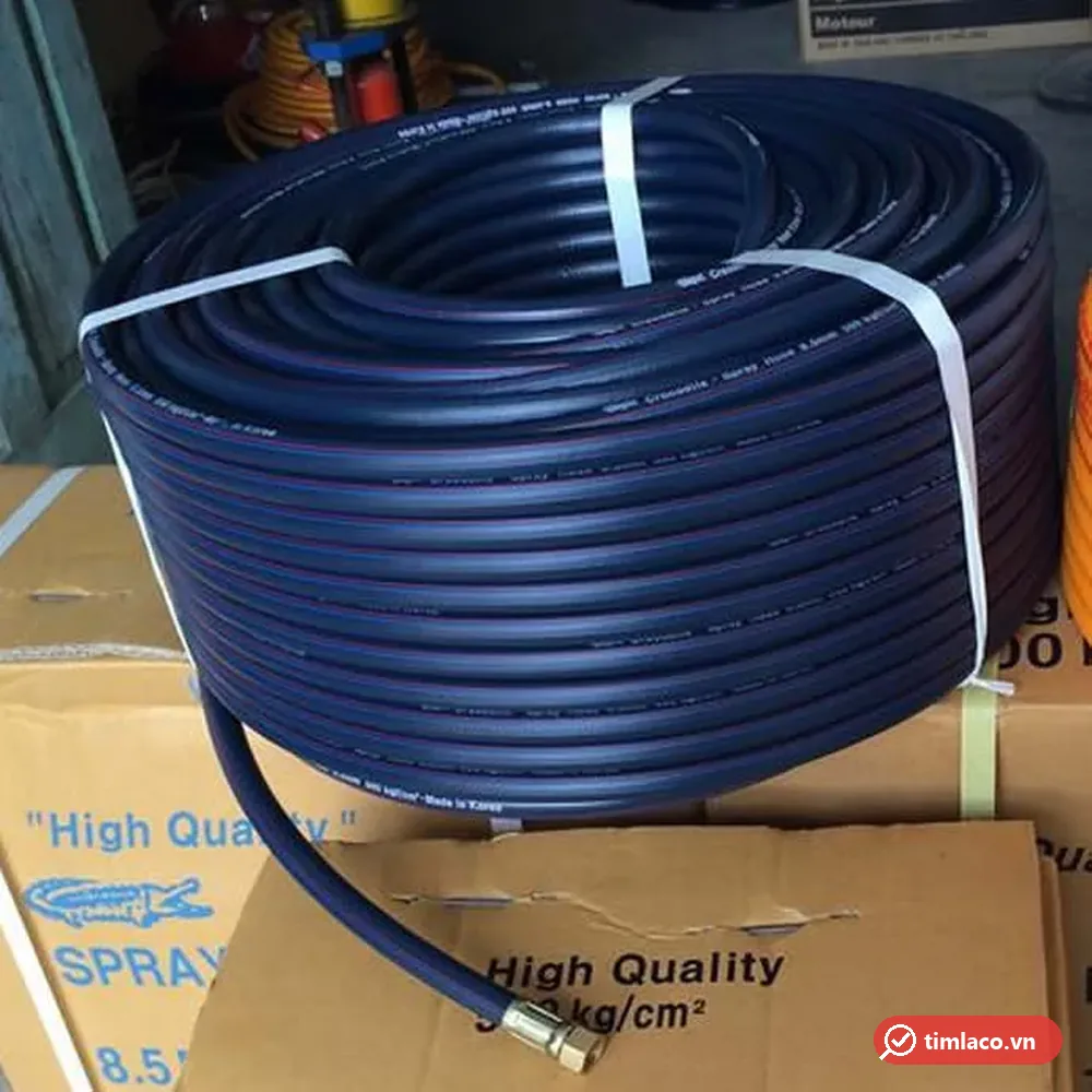 Cuộn dây hơi Cá Sấu Crocodile 8,5 mm màu xanh đậm có khớp nối kim loại, đặt trên thùng Crocodile (ảnh minh hoạ dòng hàng)