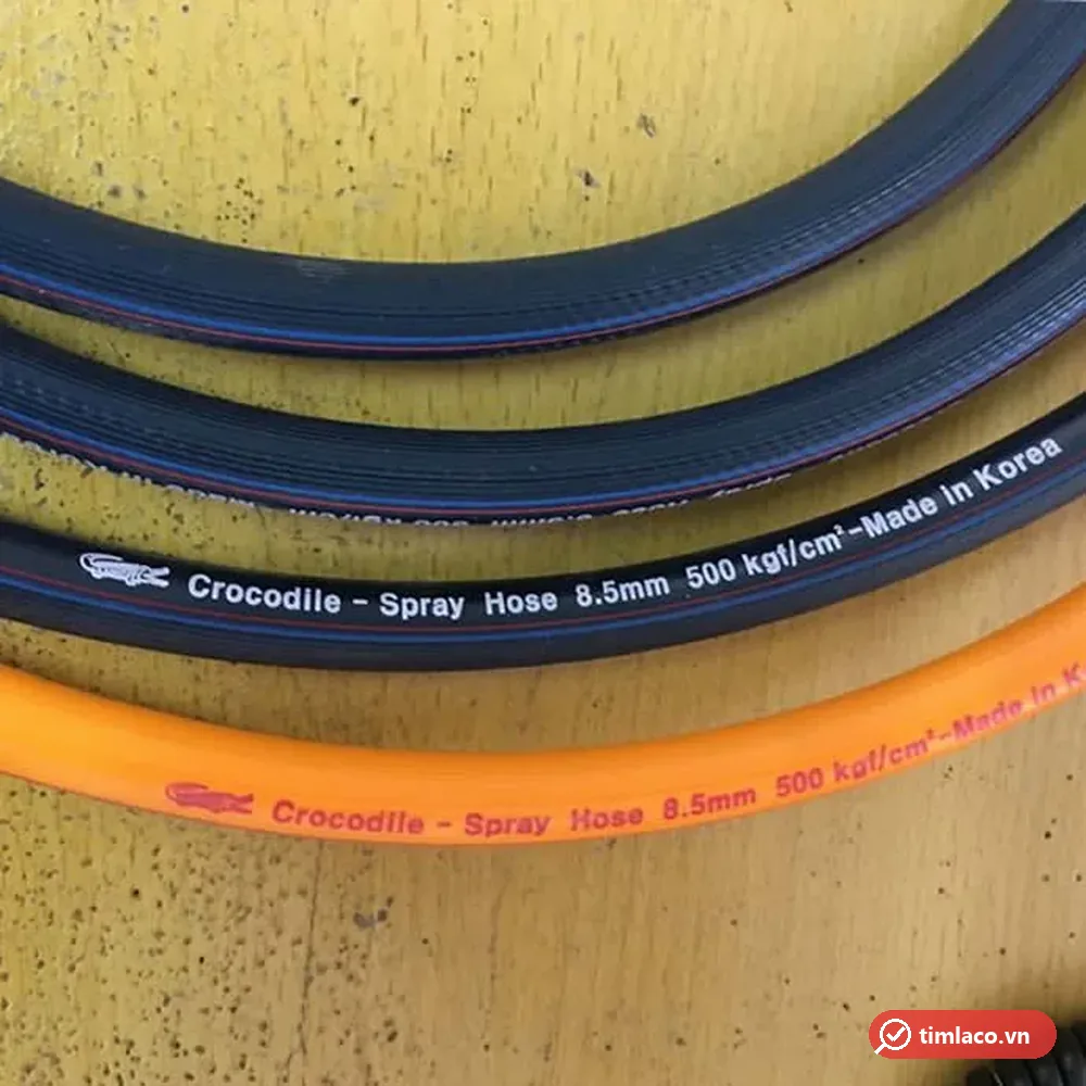 Chữ in Crocodile Spray Hose 8.5mm 500 kgf/cm² Made in Korea trên dây màu xanh đậm và dây màu cam (ảnh minh hoạ dòng hàng)