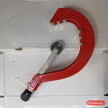 Dụng cụ cắt ống nhựa 110-200 thân chữ C sơn đỏ, lưỡi đĩa tròn và núm vặn đen