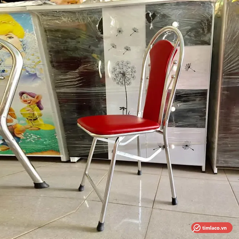 Ghế xếp inox Hwata GX28 nệm đỏ đặt trên sàn gạch tại cửa hàng