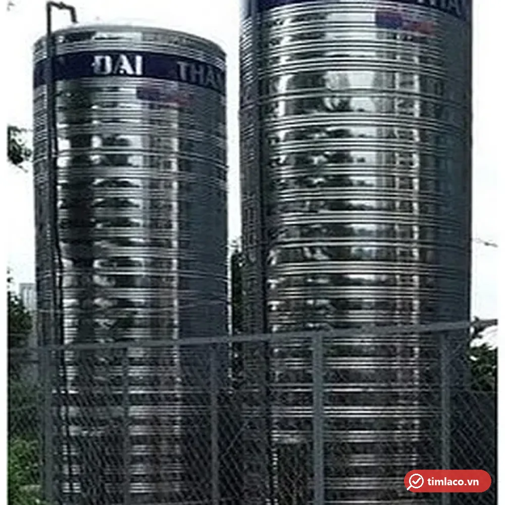 Hai bồn inox công nghiệp Đại Thành dạng đứng đặt cạnh nhau sau hàng rào lưới (ảnh minh hoạ dòng hàng)