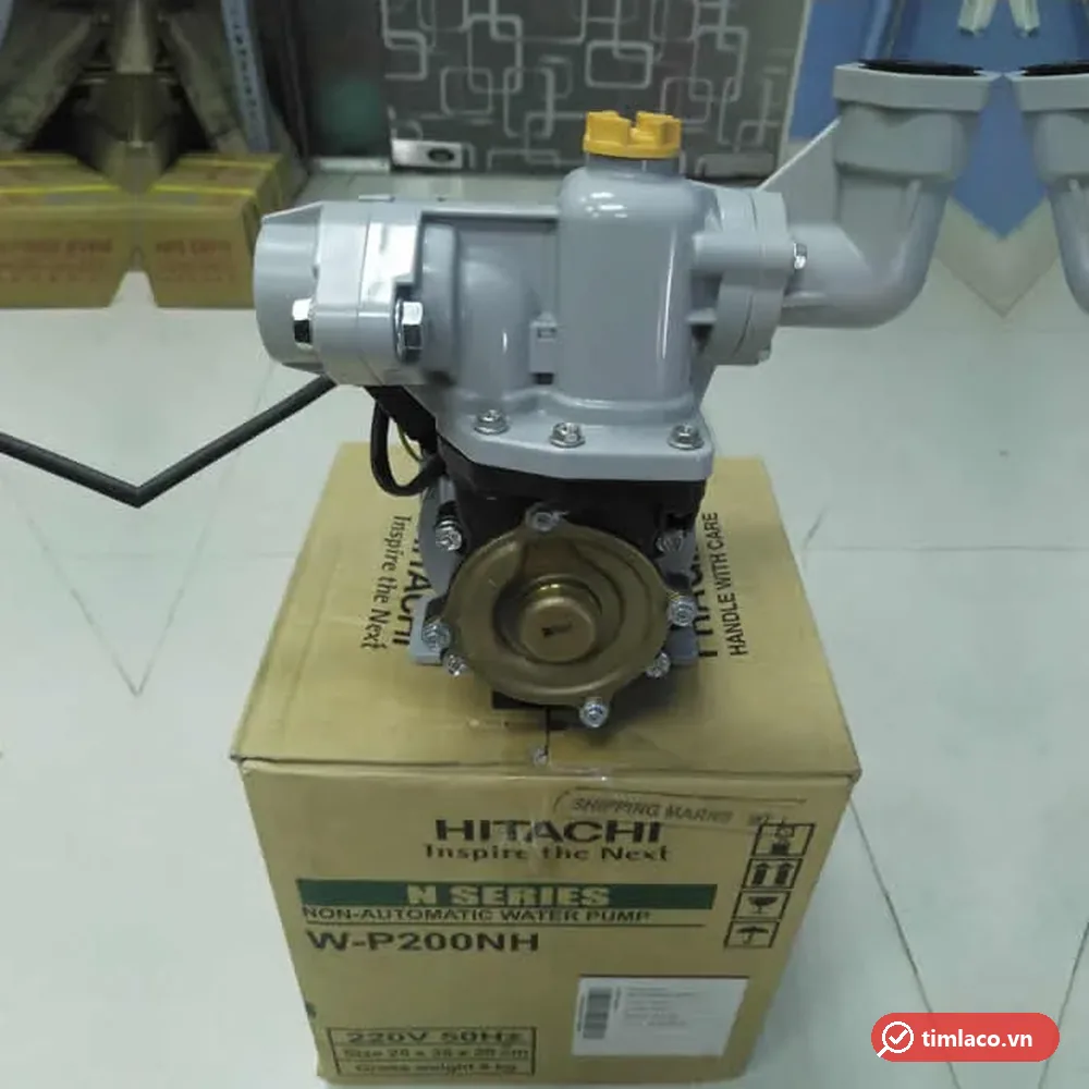 Đầu bơm Hitachi W-P200NH nhìn từ phía trước, đặt trên hộp máy ghi 220V 50Hz