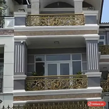 Lan can nhôm đúc hoa văn màu đồng lắp ở ban công các tầng nhà phố (ảnh minh hoạ dòng hàng)