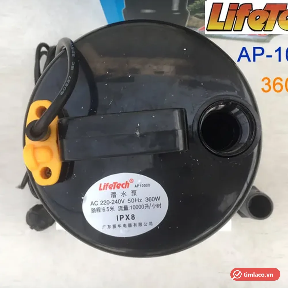 Nắp máy bơm Lifetech AP10000 nhìn từ trên, tem ghi 220-240V 50Hz 360W, cột áp 6,5 m, 10000 lít/giờ, IPX8