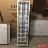 Máng đèn âm trần xương cá 2 bóng 1m2 dựng đứng trong kho, thấy hai rãnh bóng và nan phản quang (ảnh minh hoạ)
