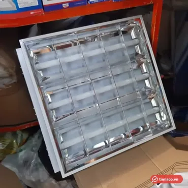Máng đèn âm trần xương cá 3 bóng 6 tấc khổ 600 × 600 mm, chụp khi đã lắp thử 3 bóng (ảnh minh hoạ)