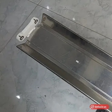 Máng đèn đôi chóa inox 6 tấc với đế giữ hai bóng ở đầu máng (ảnh minh hoạ)