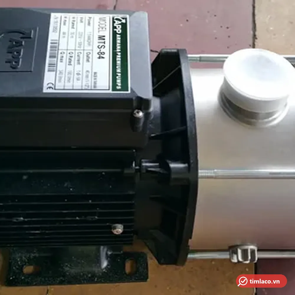Máy bơm APP MTS-84 nhìn ngang: động cơ, hộp điện ghi MODEL MTS-84 và buồng bơm inox