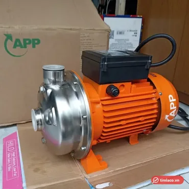 Máy bơm đầu inox APP dòng SW 2.5HP, mô tơ cam, đặt cạnh thùng hàng APP (ảnh minh hoạ dòng hàng)