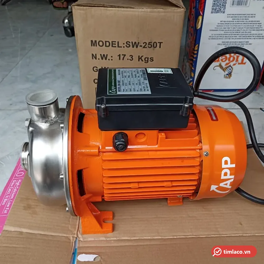 Máy bơm đầu inox APP SW-250T 2.5HP 380V, mô tơ cam, đặt cạnh thùng hàng ghi MODEL SW-250T