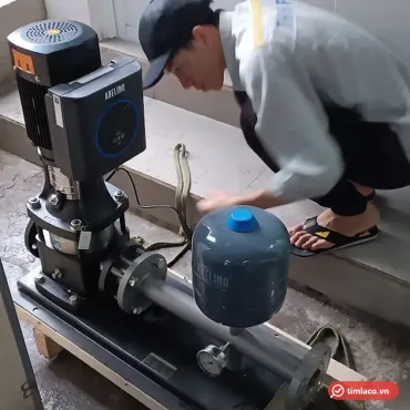 Cụm bơm trục đứng biến tần Adelino kèm bình tích áp và đồng hồ áp đang được lắp đặt (ảnh minh hoạ dòng hàng)