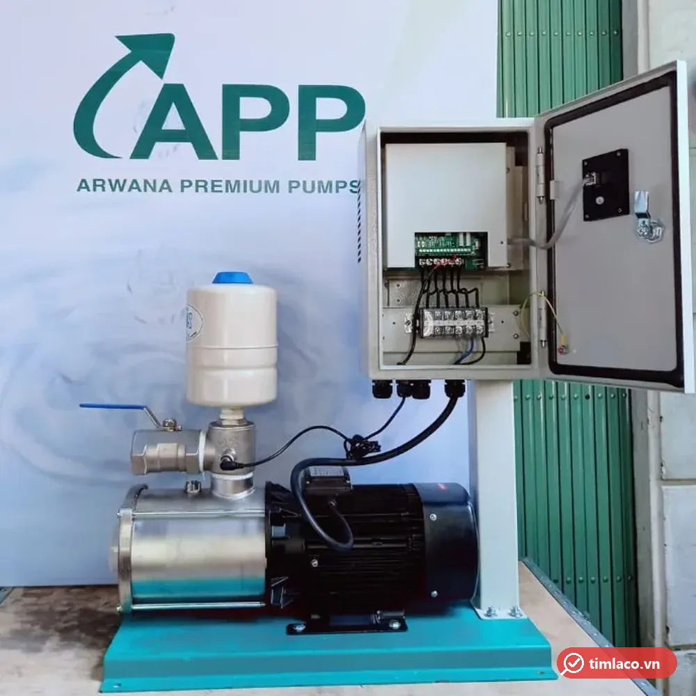 Bộ bơm tăng áp biến tần APP trục ngang, tủ điều khiển riêng, bình tích áp và van, đặt trước phông logo APP (ảnh minh hoạ dòng hàng)