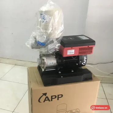 Máy bơm tăng áp biến tần APP, hộp biến tần màu đỏ gắn trên động cơ, bình tích áp còn bọc nilon, đặt trên thùng APP (ảnh minh hoạ dòng hàng)