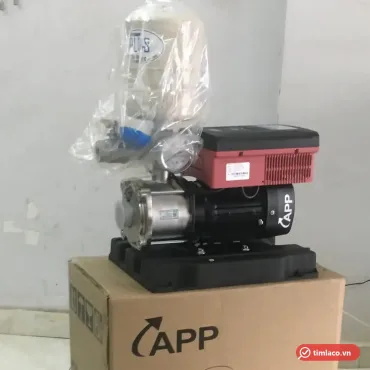 Máy bơm tăng áp biến tần APP, hộp biến tần màu đỏ gắn trên động cơ, bình tích áp còn bọc nilon, đặt trên thùng APP (ảnh minh hoạ dòng hàng)