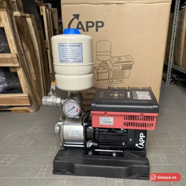 Máy bơm tăng áp biến tần APP, hộp biến tần GRUNWL màu đỏ đen gắn trên động cơ, bình tích áp và đồng hồ áp, cạnh thùng APP (ảnh minh hoạ dòng hàng)