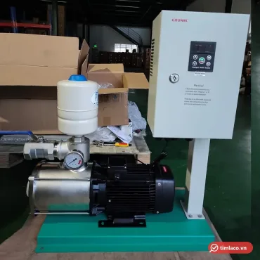 Bộ bơm tăng áp biến tần trục ngang với tủ điều khiển GRUNWL, bình tích áp, van và đồng hồ áp, đặt trên bệ (ảnh minh hoạ dòng hàng)