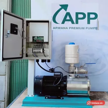 Bộ bơm tăng áp biến tần APP trục ngang, đầu bơm inox, bình tích áp và tủ điều khiển mở cửa, đặt trước phông logo APP (ảnh minh hoạ dòng hàng)