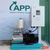 Bộ bơm tăng áp biến tần APP trục ngang với tủ điều khiển GRUNWL đóng cửa, bình tích áp và van, đặt trước phông logo APP (ảnh minh hoạ dòng hàng)