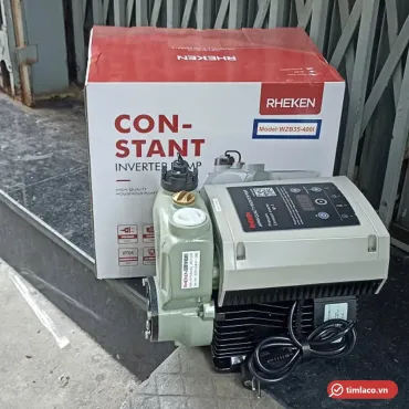 Máy bơm biến tần Rheken WZB35-400I đặt cạnh hộp ghi Model WZB35-400I