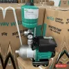 Máy bơm biến tần Wilo dòng PBI-L lắp bình tích áp và đồng hồ áp phía trên, cạnh thùng hàng Wilo (ảnh minh hoạ dòng hàng)