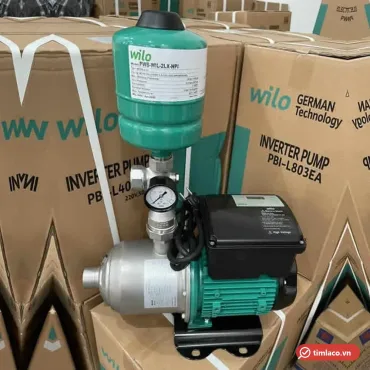 Máy bơm biến tần Wilo dòng PBI-L lắp bình tích áp và đồng hồ áp phía trên, cạnh thùng hàng Wilo (ảnh minh hoạ dòng hàng)