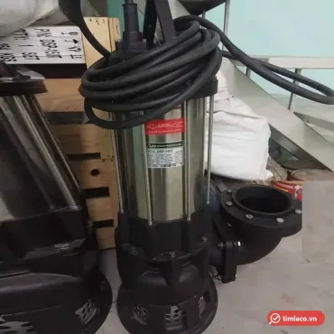 Máy bơm bùn APP DSP-150T thân inox, cửa xả mặt bích, tem ghi Model DSP-150T, thùng hàng in P/N DSP-150T phía sau