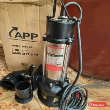 Máy bơm bùn APP DSP-20T thân inox, đế gang, kèm cút cong và đầu nối ống, đặt cạnh thùng hàng APP