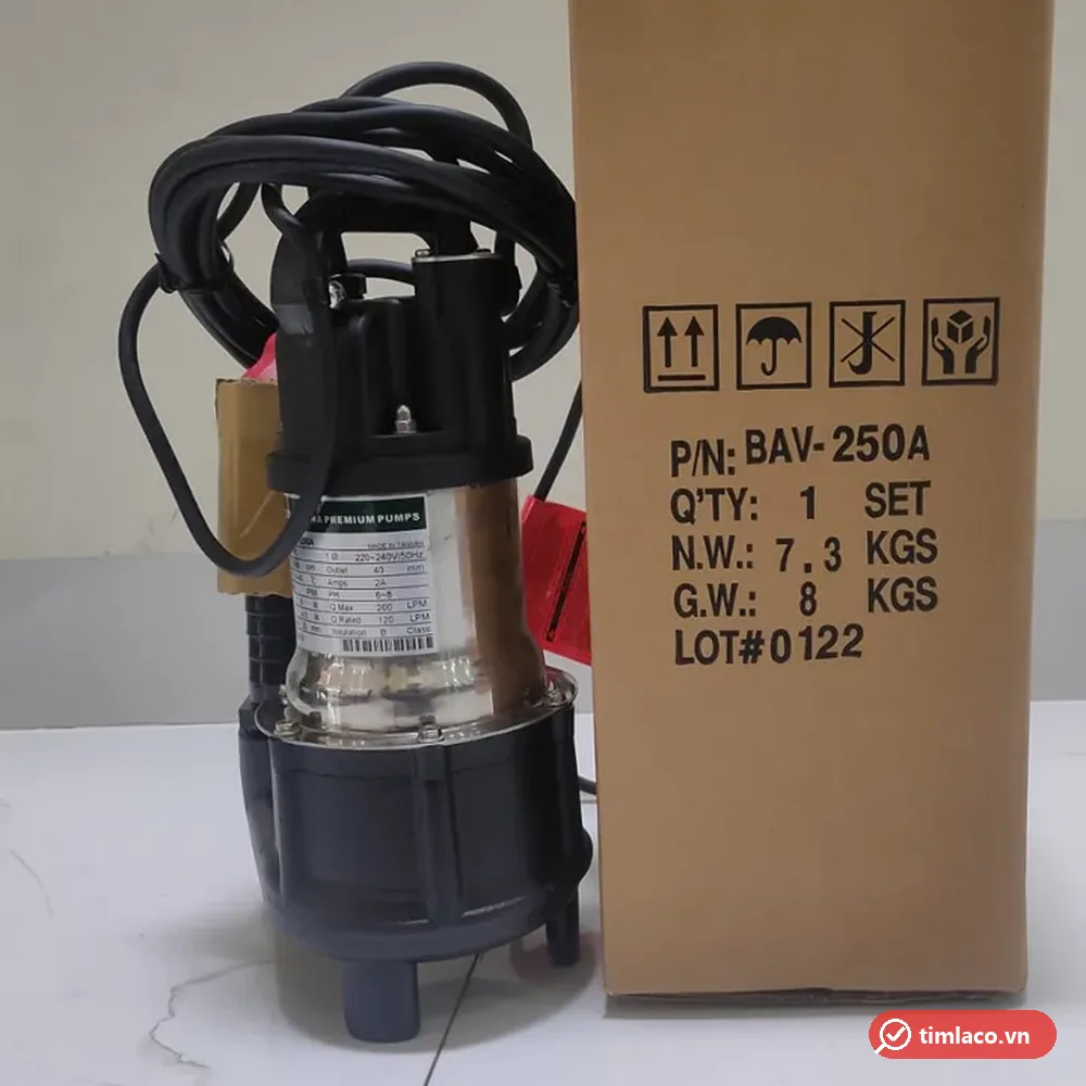 Máy bơm chìm APP BAV-250A nhìn chính diện, phao và dây điện quấn trên thân, thùng hàng ghi N.W. 7,3 kg, G.W. 8 kg