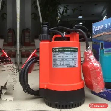 Máy bơm chìm mini APP BPS-100A thân nhựa màu cam, tem BPS-100A trên thân, phao đỏ bọc túi nilon