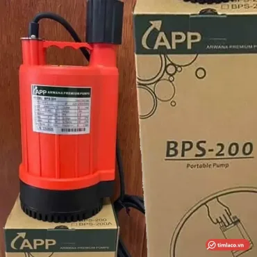 Máy bơm chìm APP BPS-200 thân nhựa đỏ đặt trên hộp, bên cạnh hộp in mã BPS-200