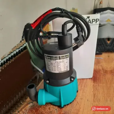 Máy bơm chìm APP BPS-200S thân nhựa đen, đế xanh ngọc, dây điện kèm phích cắm, cạnh hộp máy APP