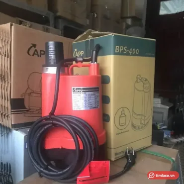 Máy bơm chìm APP BPS-400 thân nhựa màu cam đỏ, tem BPS-400 trên thân, cạnh hộp máy BPS-400