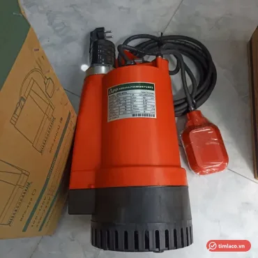Máy bơm chìm APP BPS-400A thân nhựa màu cam, tem BPS-400A trên thân, phao đỏ và dây điện cuộn bên cạnh