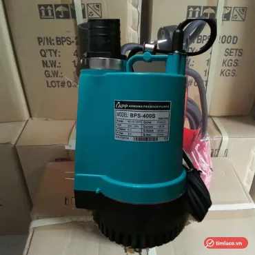 Máy bơm chìm APP BPS-400S thân nhựa màu xanh ngọc, tem BPS-400S trên thân, đặt trên thùng hàng