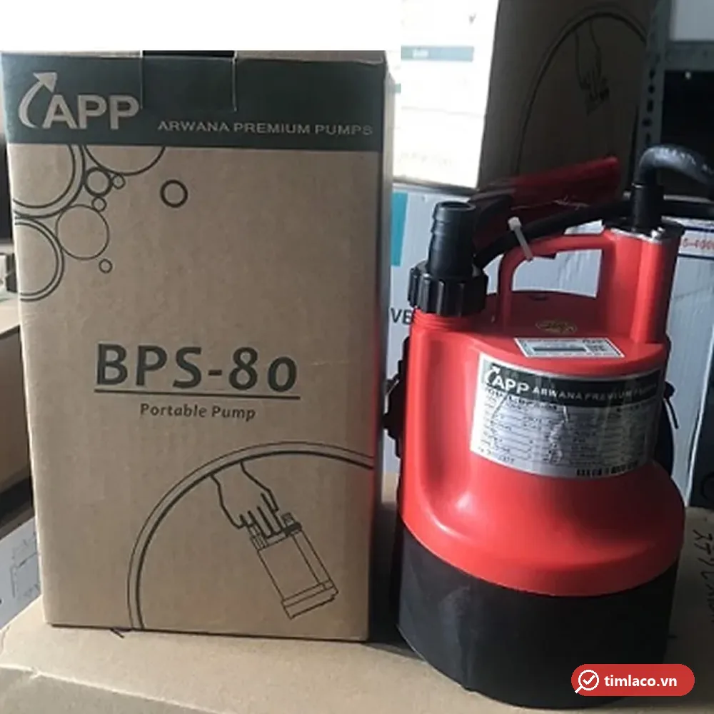 Máy bơm chìm mini APP BPS-80 thân nhựa đỏ đứng cạnh hộp in mã BPS-80