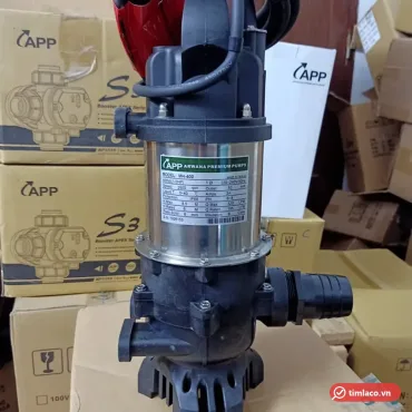 Máy bơm chìm APP MH-400 dựng đứng, vỏ inox với tem ghi model MH-400, đầu bơm nhựa và đầu nối ống xả