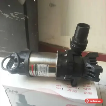 Máy bơm chìm APP MH-750 đặt nằm ngang trên hộp, vỏ inox mang tem MH-750, đầu bơm nhựa và đầu nối ống xả