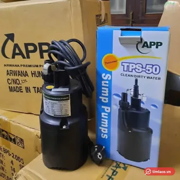Máy bơm chìm APP TPS-50 thân đen đặt cạnh hộp sump pump TPS-50 Clean/Dirty Water