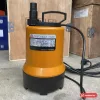 Máy bơm chìm HSM120-1.10 265 vỏ cam đế đen, có quai xách và đầu xả nối ống mềm