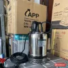 Máy bơm chìm inox APP dòng SDP, tem SDP-400A trên thân, đặt trước thùng hàng APP (ảnh minh hoạ dòng hàng)